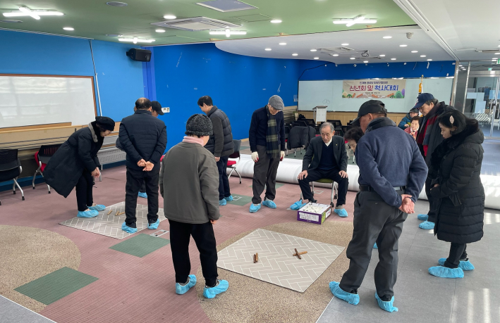 경로당협의회원들이 윷놀이 하는 모습입니다.