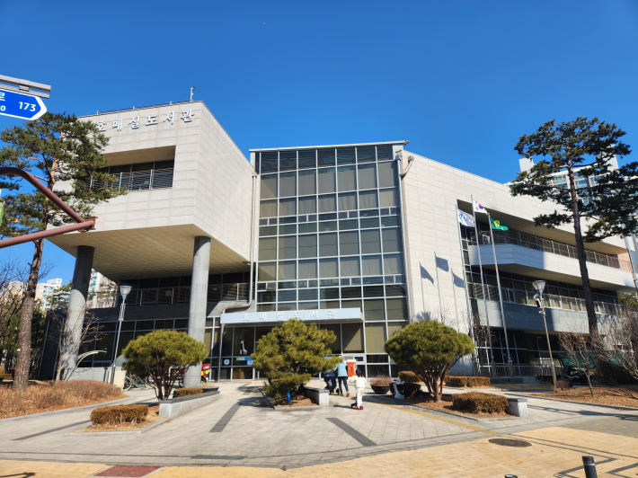 수원시 권선구 칠보로 169에 위치한 호매실도서관