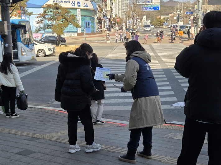 송죽동 행정복지센터에서 재활용 분리배출 캠페인을 진행했다.