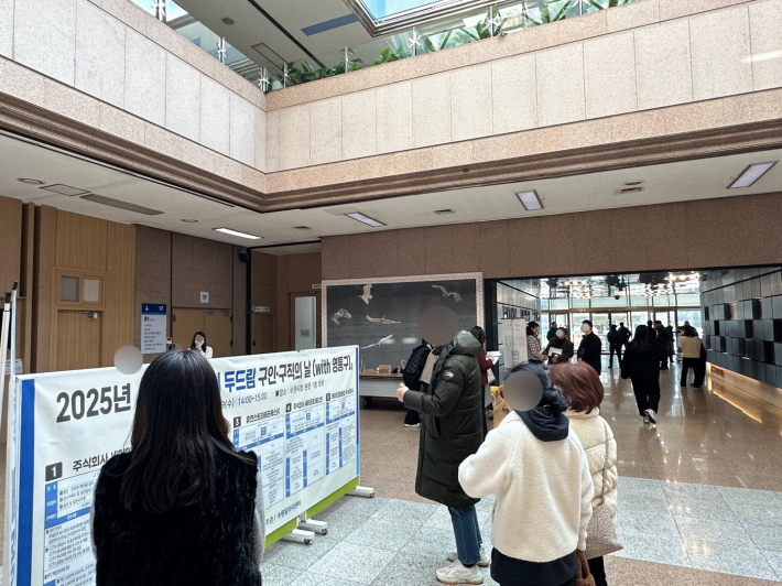 구직자들이 각 업체별 채용정보를 살펴보고 있다.