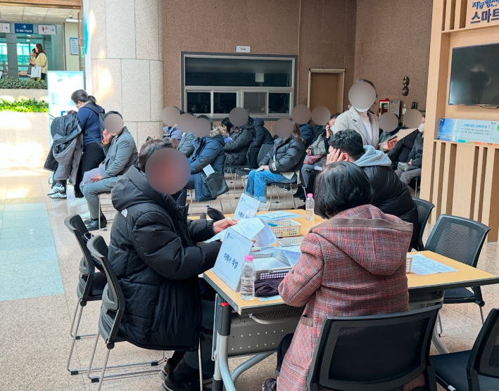 대기장소 옆에는 이력서를 작성할 수 있는 공간이 마련되어 있었다.