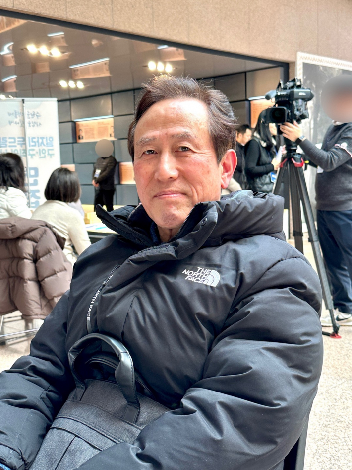 수원시 장안구 이목동에서 온 김윤수 씨가 인터뷰를 하고 있다.