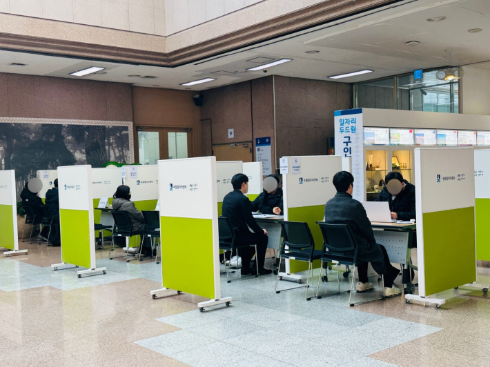 취업을 원하는 구직자들이 현장에서 1:1 면접을 보고 있다. 