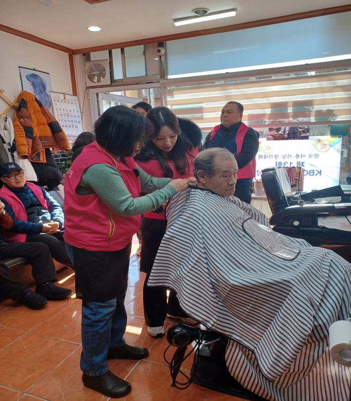 저소득 독거노인이 이미용서비스를 받고 있음