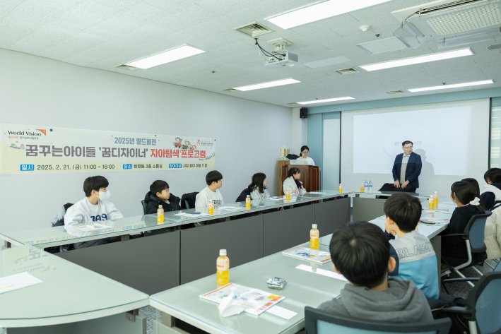 영통종합사회복지관장(이필신 관장)이 꿈꾸는 아이들 사업에 참여한 아이들에게 인사말을 하는 모습