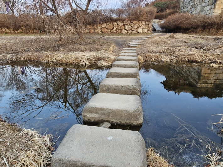 수원천은 광교산에서 발원하여 수원화성을 관통하고 황구지천을 지나 진위천에서 서해로 흘러 바다로 간다.
