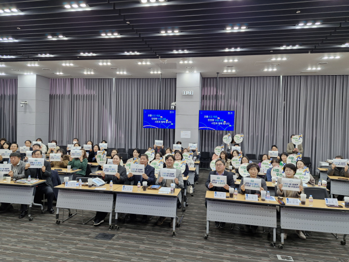 '교통사고 제로, 안전한 수원 교통'을 위한 정책 발전 포럼 후 기념촬영. 녹색어머니회는 '어린아이가 우선, 사람이 우선'이라는 팻말을 들고 있다.   