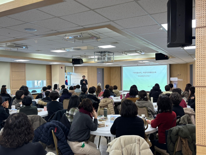 21일(금), 수원아동보호전문기관(관장 조은승)은 아이돌보미를 대상으로 한 아동학대예방 특별 교육을 실시하였다. 