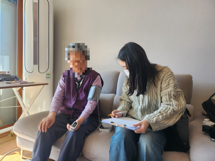 건강복지상담을 진행하고 있다.