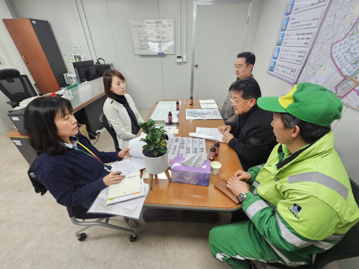 생활폐기물 수거업체와 간담회를 진행하고 있다.