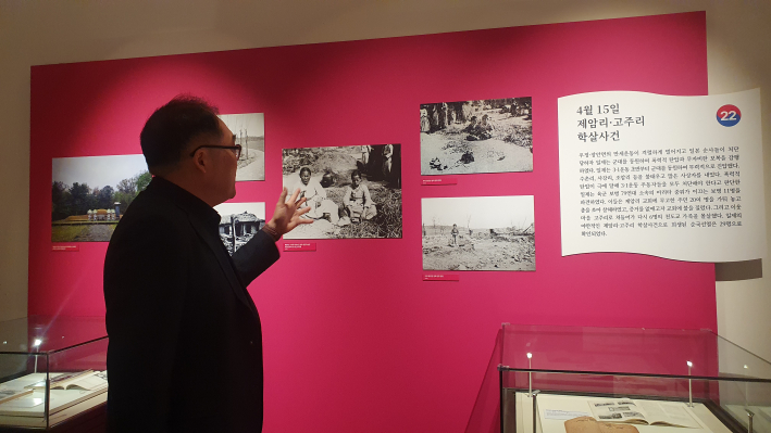 김경표 학예사, 전시 설명하는 모습