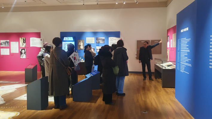 김경표 학예사, 관람객들에게 전시를 설명하는 모습