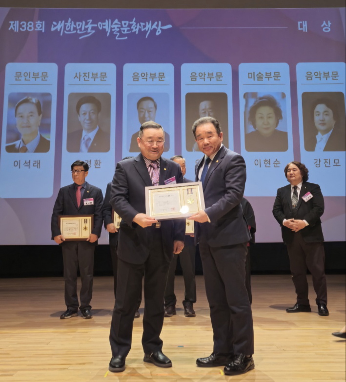 (사)수원예총 오현규 회장이 '제38회 대한민국예술문화대상' 경기도 대표 수상을 하고 있다.