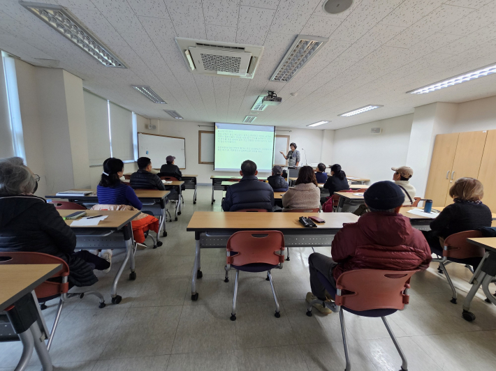 평생학습관  진지한 수강생들