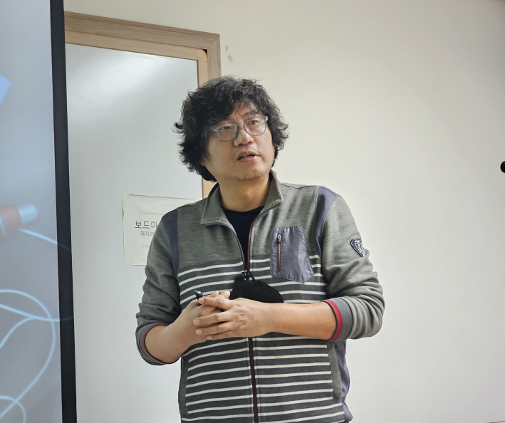 이종철 교수가 강의하는 모습