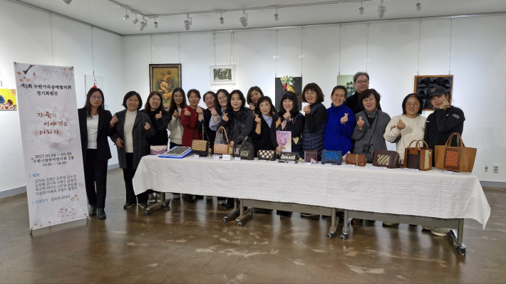 활짝 웃는 얼굴로 단체 기념 사진을 찍고