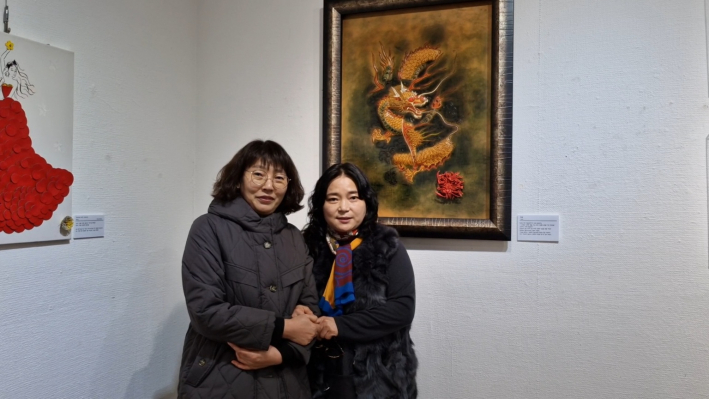 이정희 작가의 작품 '황룡' 앞에서 김영단 작가와 함께