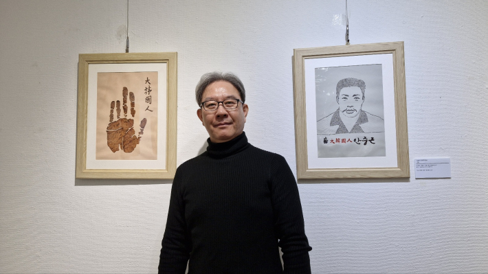 나명수 작가가 작품 안중근 의사의 '손 도장'앞에서