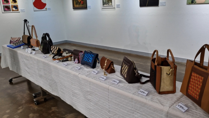 여러가지 가죽 공예 작품들...