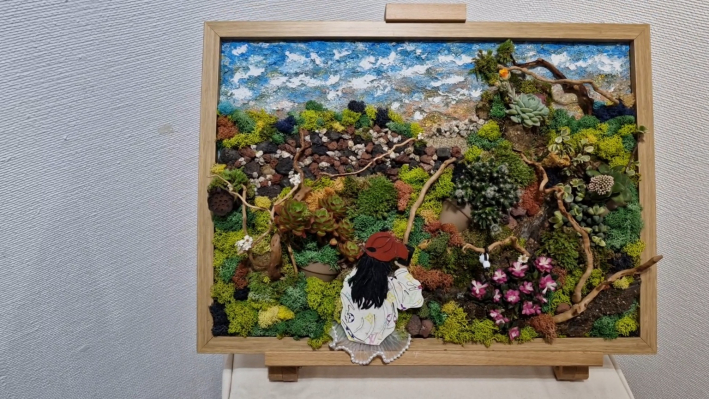 윤순열 작가의 '혼자 걷는 솔 길'