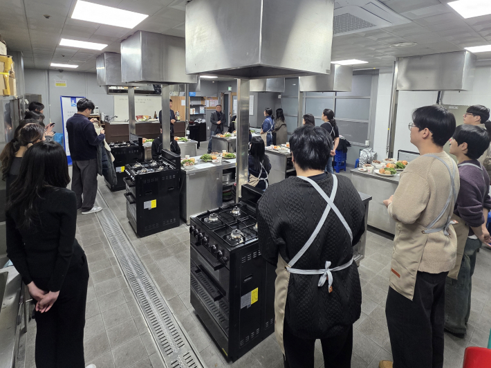 장안구 지역사회보장협의체 위원장(고재화)이 '요리와 나눔'사업 참여자들에게 사업취지에 대해 설명하고 있다