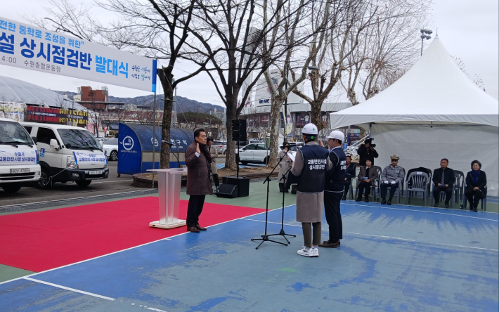 결의문 낭독하는 장면