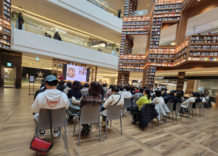 별마당도서관은 스프링