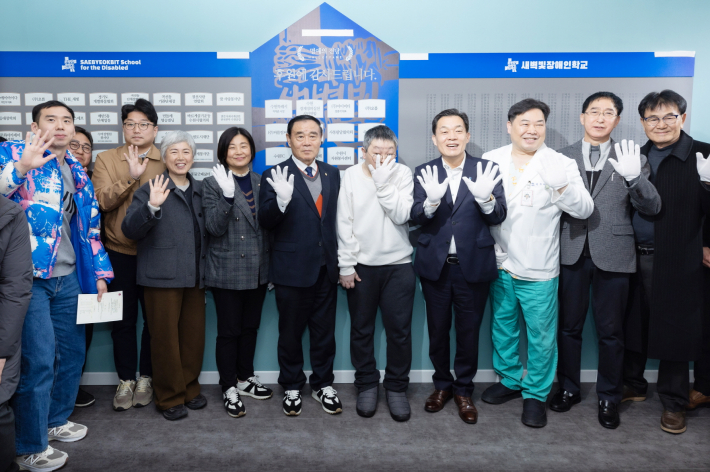 이재준 시장, 이재식 수원시의회 의장, 신승우 교장 등이 함께하고 있다. 