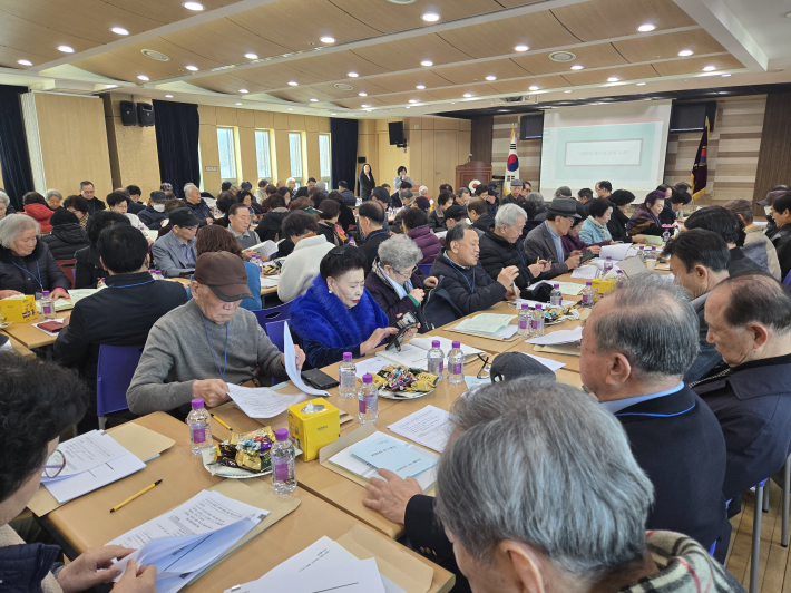수원특례시 영통구 사회복지과에서 대한노인회 영통구지회 정기총회를 맞이하여 경로당 운영 교육을 하고 있다.