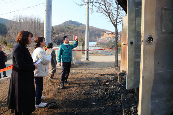 이상수 장안구청장이 상광교동 화재 발생 간이화장실 현장을 점검하고 있다