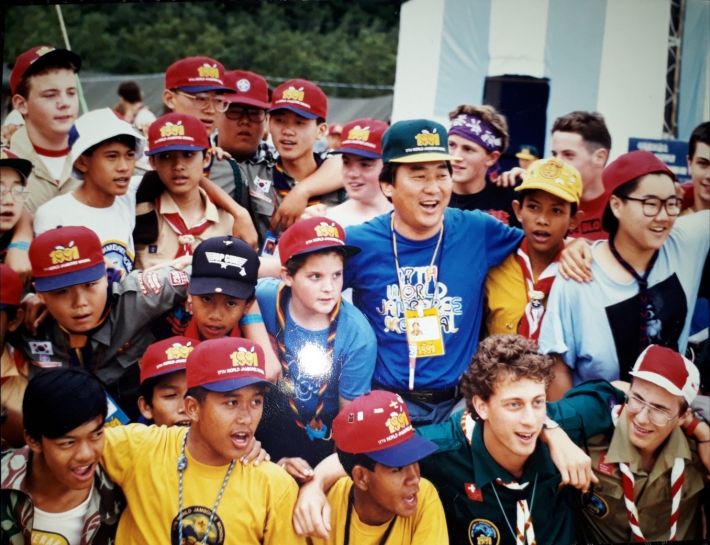 1991년 제17회 강원도 고성에서 열린 제17회 셰계잼버리에서 대원들과 함께.(사진=김봉집 제공)