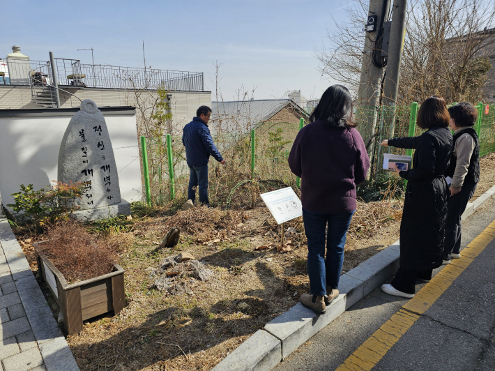 손바닥정원 대상지 사전 현장 답사를 실시하고 있다.