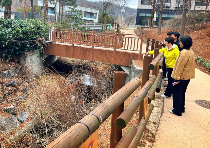 장안구 조원2동 행정복지센터 및 안전건설과 관계자가 주민 대표와 함께 조원천을 둘러보고 있다.