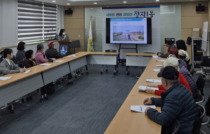 수원시 장안구가 수원중부경찰서와 함께 재활용품 수집 어르신들에게 안전장비를 지원하고 교통 안전교육을 실시하고 있다