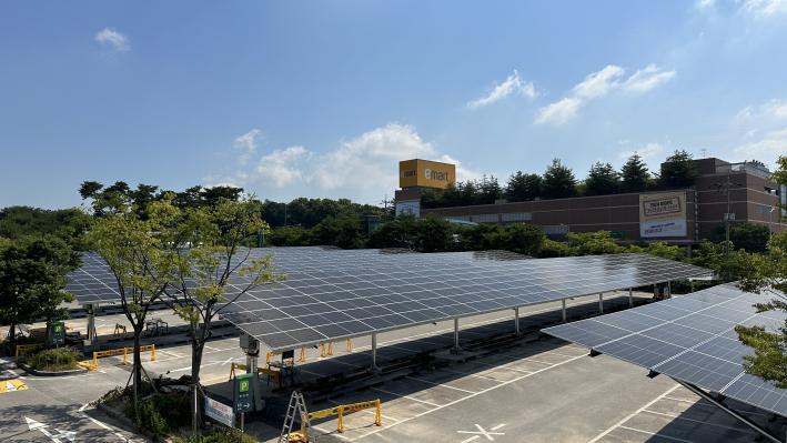 방문하는 시민들에게 재생에너지의 필요성을 홍보하고 인식시키는데 중요한 장소가 되는 농협 하나로마트 (출처. 수원햇빛펀드)
