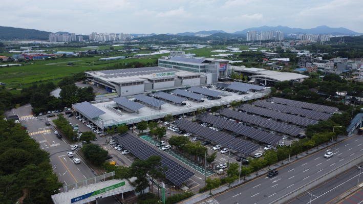 수원나눔햇빛발전소 11호기가 농협 하나로마트 지상주차장에 준공된 모습을 찍은 사진(출처. 수원햇빛펀드)