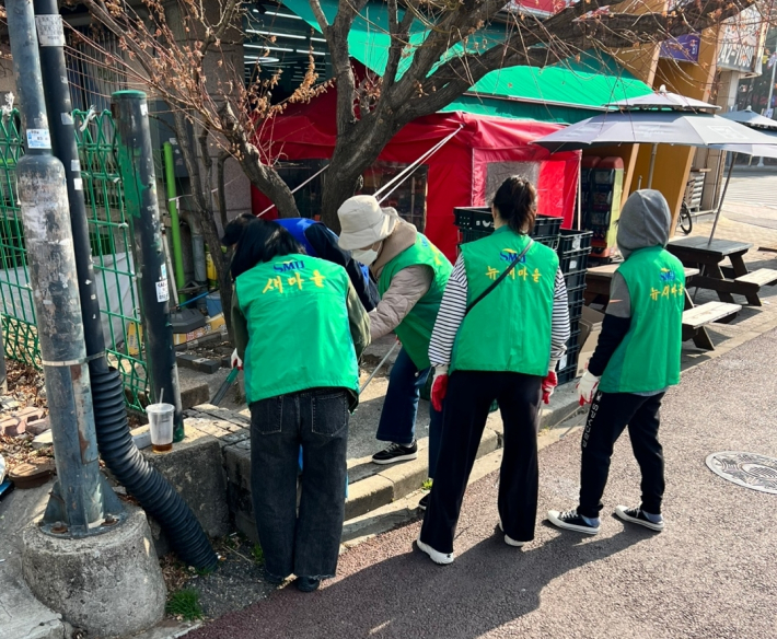 조원2동 새마을문고가 해빙기 안전점검을 진행하고 있다.