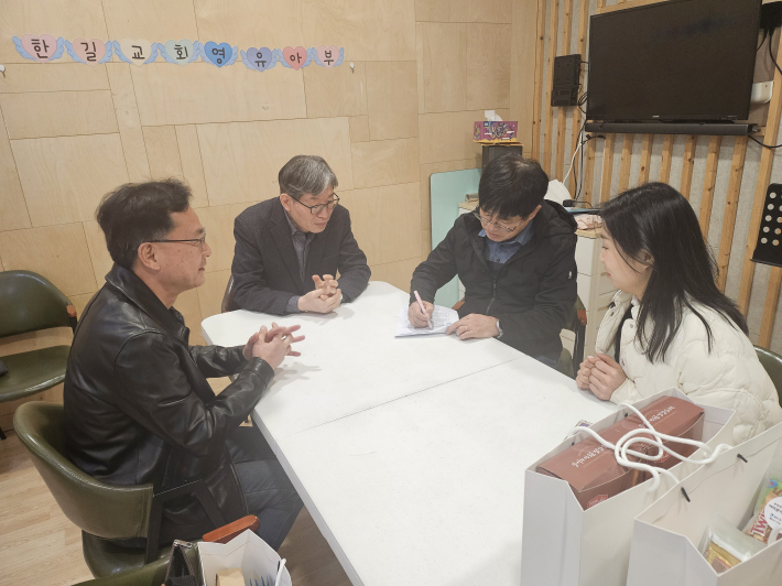 매탄1동행정복지센터에서 수원한길교회와 간담회를 진행하고 있다