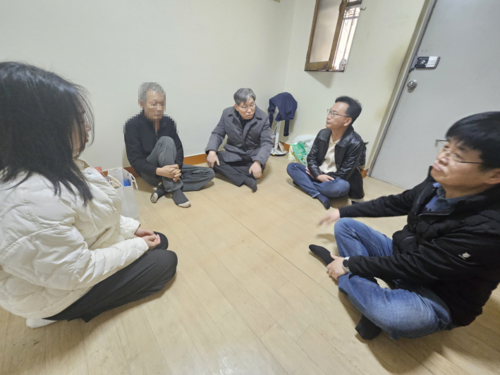 수원한길교회에서 고독사 고위험군 대상자 가정방문하여 상담진행하고 있다