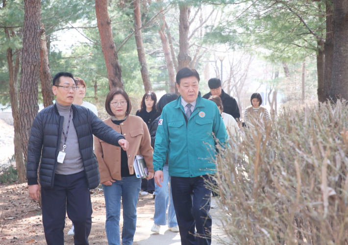 장안구는 이목동 서호천변 연결녹지에 맨발길을 조성할 계획이다.