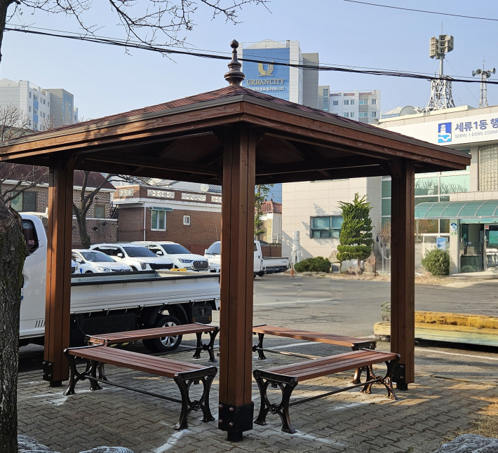 새롭게 단장한 정자 모습