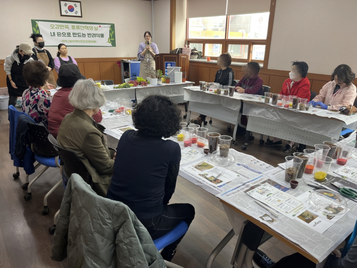 식물키우기 교육을 진행하고 있다.