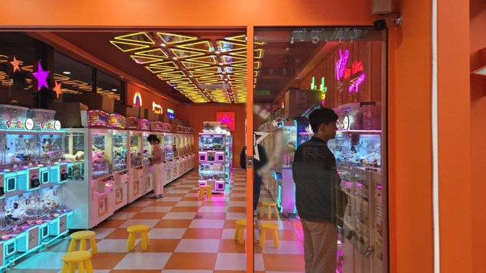 팔달구 관내 게임제공업소에 대한 4개구 담당자들의 점검 모습