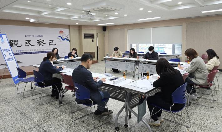 율천동 행정복지센터에서 사례관리 대상자의 문제 해결과 일상회복을 위해 통합사례회의를 하고 있다