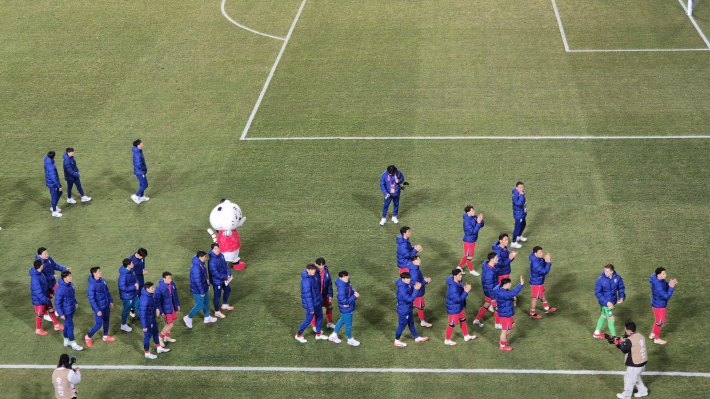 경기 후 선수들이 경기장을 돌며 인사를 하고있다. 