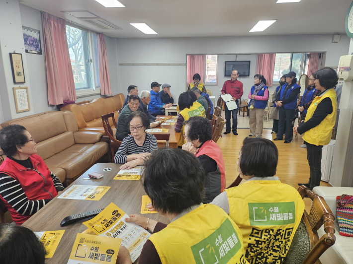 매탄1동지역사회보장협의체 및 바르게살기위원회 위원들이 매탄현대힐스테이트경로당을 방문하였다.