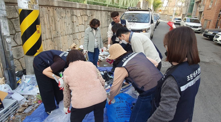 조원1동 직원 및 단체원들이 종량제봉투 샘플링을 하고 있다.