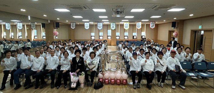 솔향기봉사단의 발대식을 기념하고 있다.