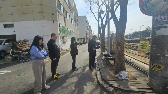 주민참여예산 반영 사업지 현장을 점검하고 있는 모습