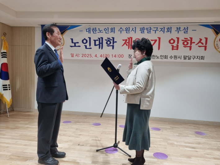 입학생 대표로 류병철 학장 앞에서 선서하는 최수아 학생